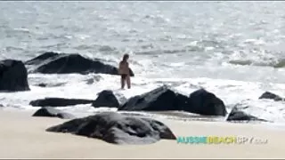 Latina aistra brandus jauniklį ir aistringai mačo