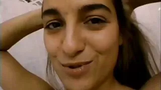 Du gražus lesbietės laižyti vienas kitą pussies ir masturbuotis su strapon