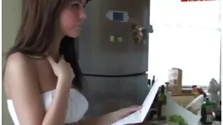 Šviesūs rubs jos pūlingas, o vaikinas fucks jos draugas