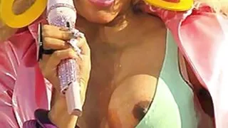 Gražus Lesbietės strap-on vienas kitą po bendrinimo Cunnilingus